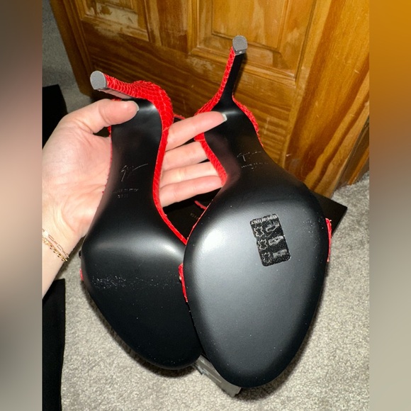 Giuseppe Zanotti snake skin sandal heel with buckle. Size 37.5 (7.5) Never worn - Picture 5 of 7